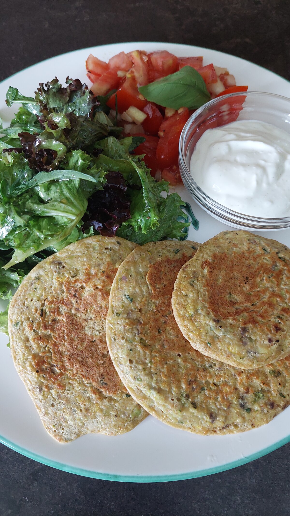 Zucchinipuffer mit Joghurt-Rahm-Dip und Salaten der Saison - Dammerer ...